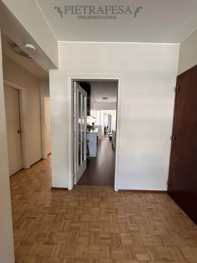 Apartamento ID.15238 - Apartamento en venta, 2 dormitorios, baño, servicio completo, balcón, garaje. Pocitos.