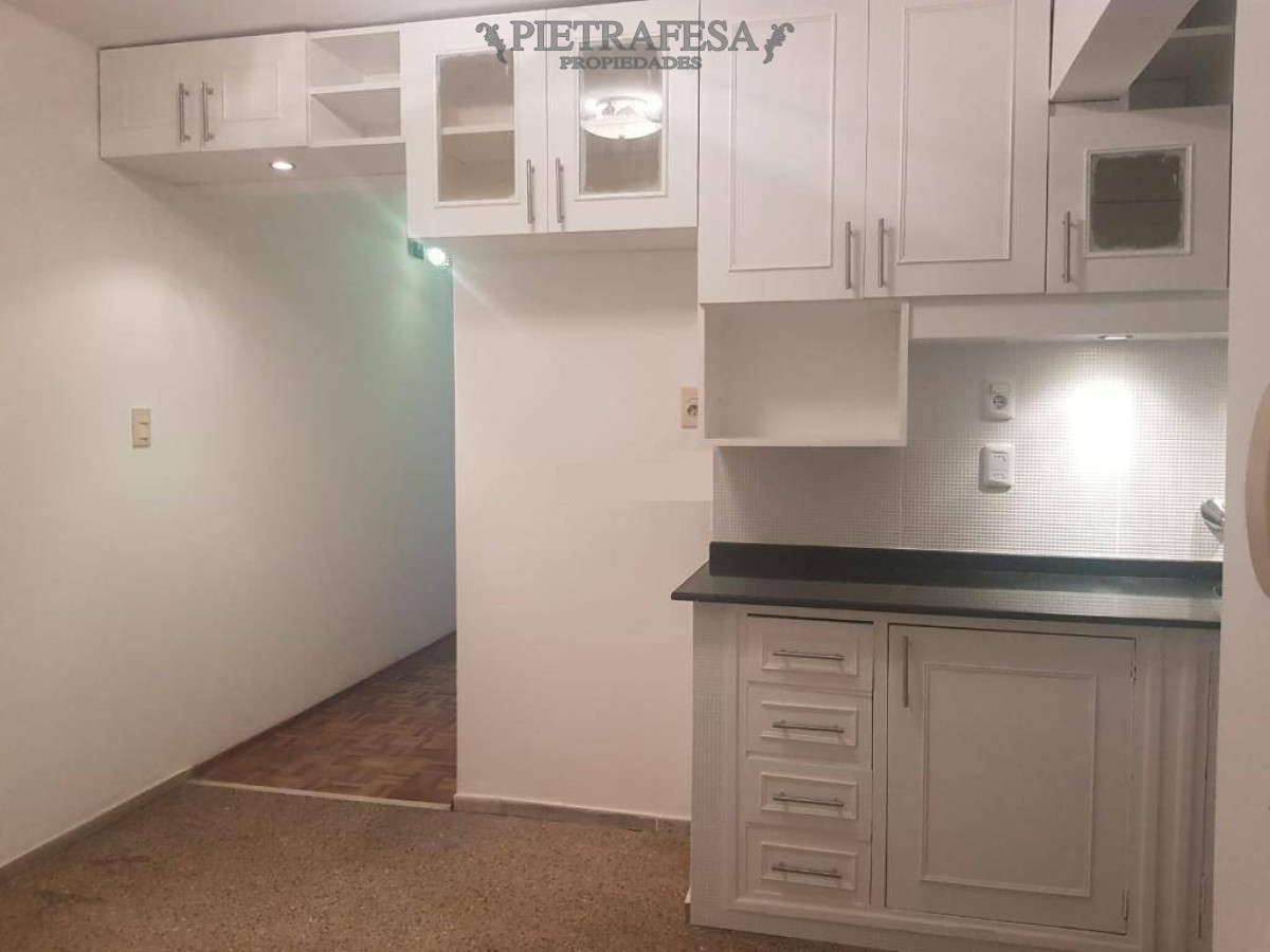 Apartamento ID.6148 - Apartamento en venta con renta, 3 dormitorios, 1 baño, garaje, Pocitos.