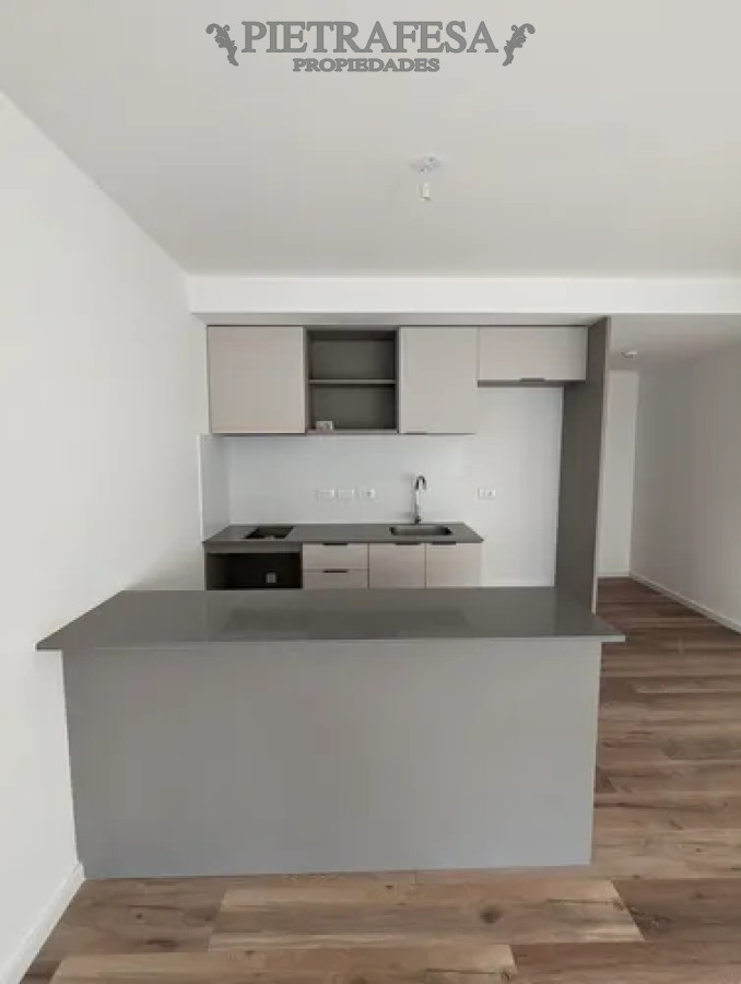 Apartamento ID.14340 - Apartamento en alquiler, monoambiente, 1 baño, patio. Cordón.