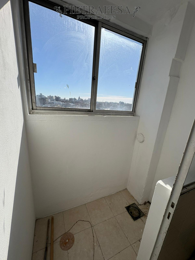 Apartamento ID.14240 - Apartamento en pleno Centro - Amplio de 2 dormitorios con Balcón al frente