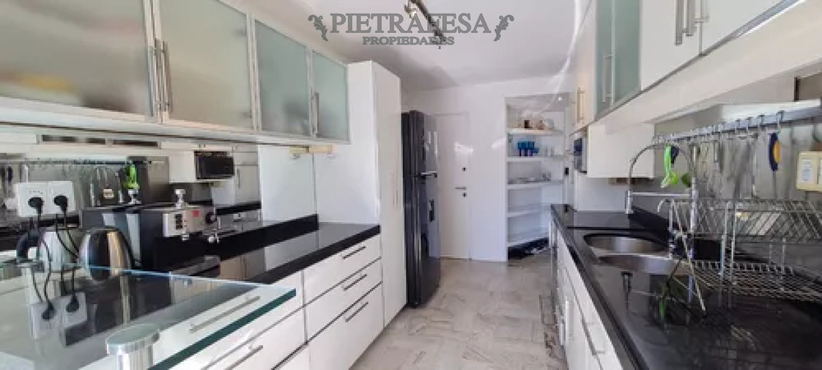 Apartamento ID.12424 - Apartamento en alquiler, 4dormitorios, 3baños, terraza, cochera, amueblado. Punta Carretas.