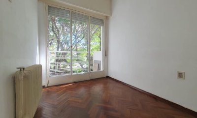 Apartamento en venta 2 dormitorios, 1 baño, terraza y garaje-Av. Ricaldoni- Parque Batlle