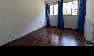 Apto venta con renta en planta baja 4 dormitorios 1 baño con estacionamiento- EE 71 - Malvin Norte