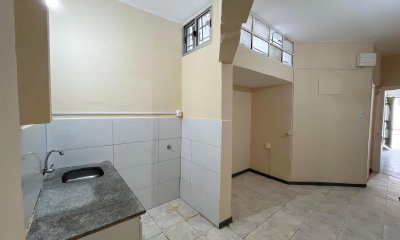 Apto en venta 2 dorm, 1 baño, patio-La Comercial