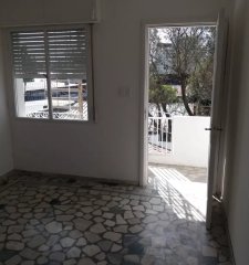 Apto con renta en venta 2 dormitorios y balcón-Hipólito Mordellie