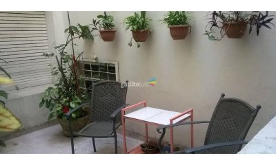 Apartamento en venta -CON RENTA 1 dormitorio , 1 baño y patio- Canelones- Ciudad Vieja.