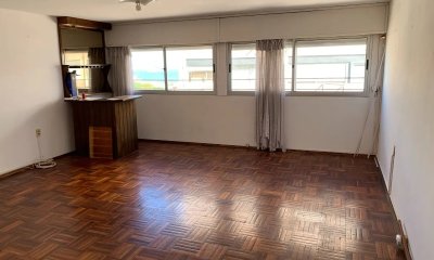 Apto en venta 4 dormitorios, 2 baños, garaje-Reducto