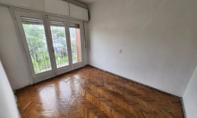 Apartamento en venta 2 dormitorios, 1 baño y balcón-Av. San Martín-Cerrito