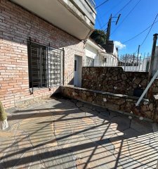 Apto tipo casa en venta con renta, 2 dormitorios, 2 baños, patio y cochera- General Flores- Brazo Oriental