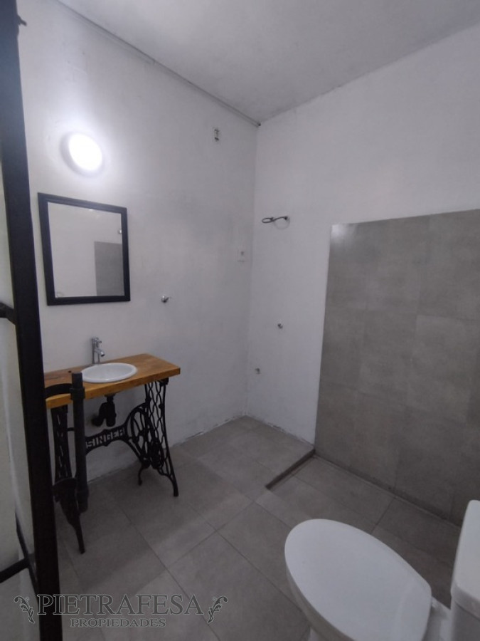 Casa ID.13135 - Casa en venta con renta, 2 dormitorios, patio-Cerro 