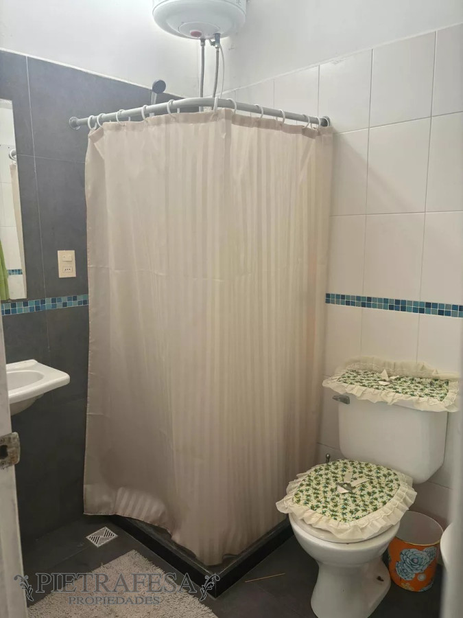 Casa ID.9625 - PH en venta con renta 1 dormitorio, 1 baño, patio y cochera-Malvin Norte 
