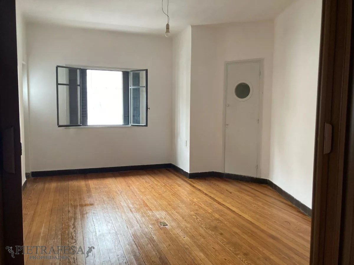 Casa ID.8807 - Casa de altos en venta, 3 dormitorios, 2 baños, terraza, patio con parrillero, Vazquez, Cordón.