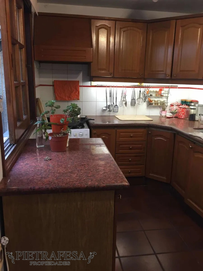 Casa ID.7882 - Casa en venta con renta, 3 dormitorios, 4 baños, cochera, Dr. Pablo de María, Cordón.