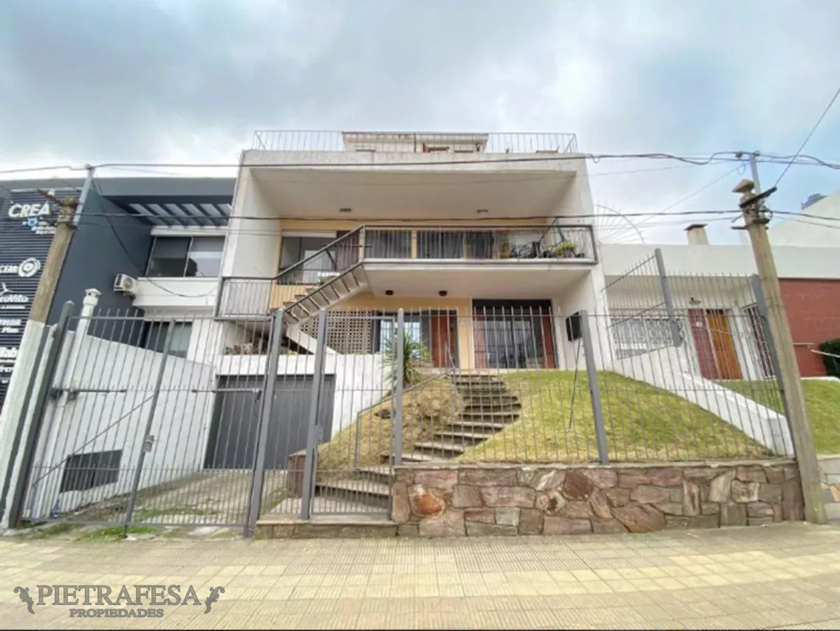 Casa ID.7961 - 2 casas en venta con renta, 4 dormitorios, 3 baños, garaje y fondo- Avenida Cataluña- Parque Batlle