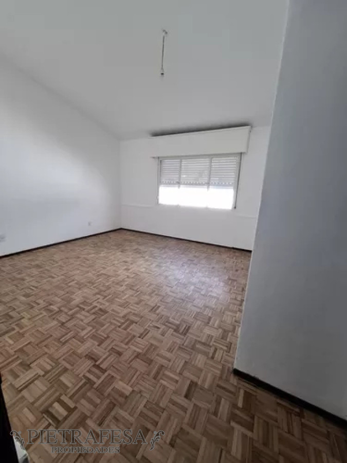 Casa ID.13054 - Casa en alquiler, 3dormitorios, 1baño, patio. Jardines del Hipódromo. 