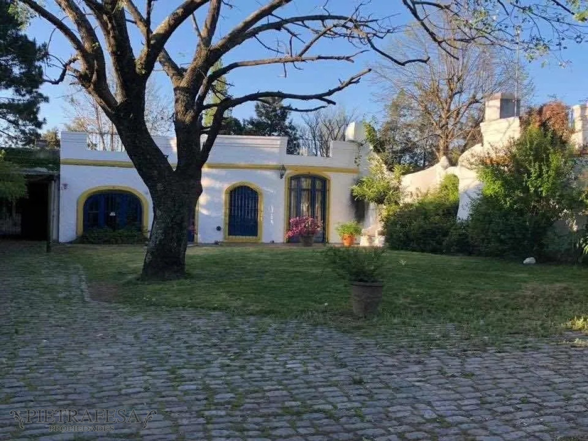 Casa ID.4427 - Casa a la venta - 4 dormitorios - 4 baños - jardín - cochera - Horacio Acosta y Lara - Carrasco Norte