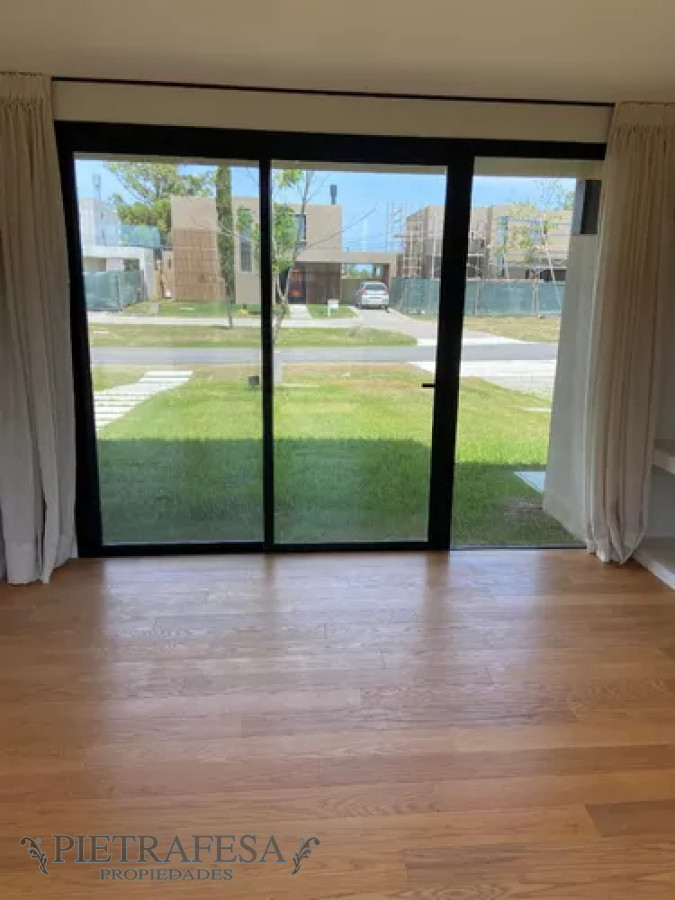 Casa ID.11399 - Casa en alquiler, 3dorm, 3baños, patio, cochera. Huertas de la Tahona.