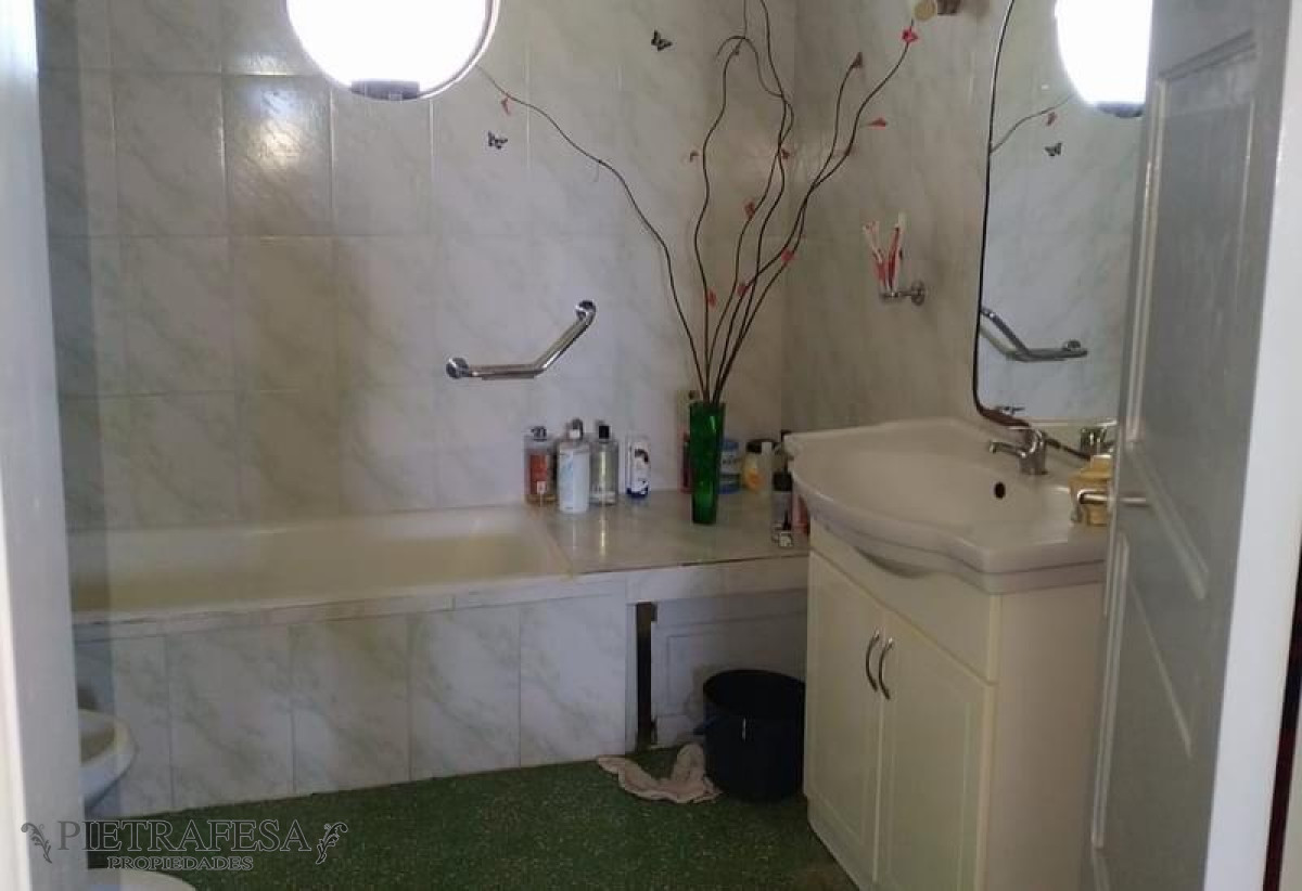 Casa ID.8581 - 2 casas con amplio terreno en venta, 6 dormitorio, 3 baños, cochera- Paso de la Arena