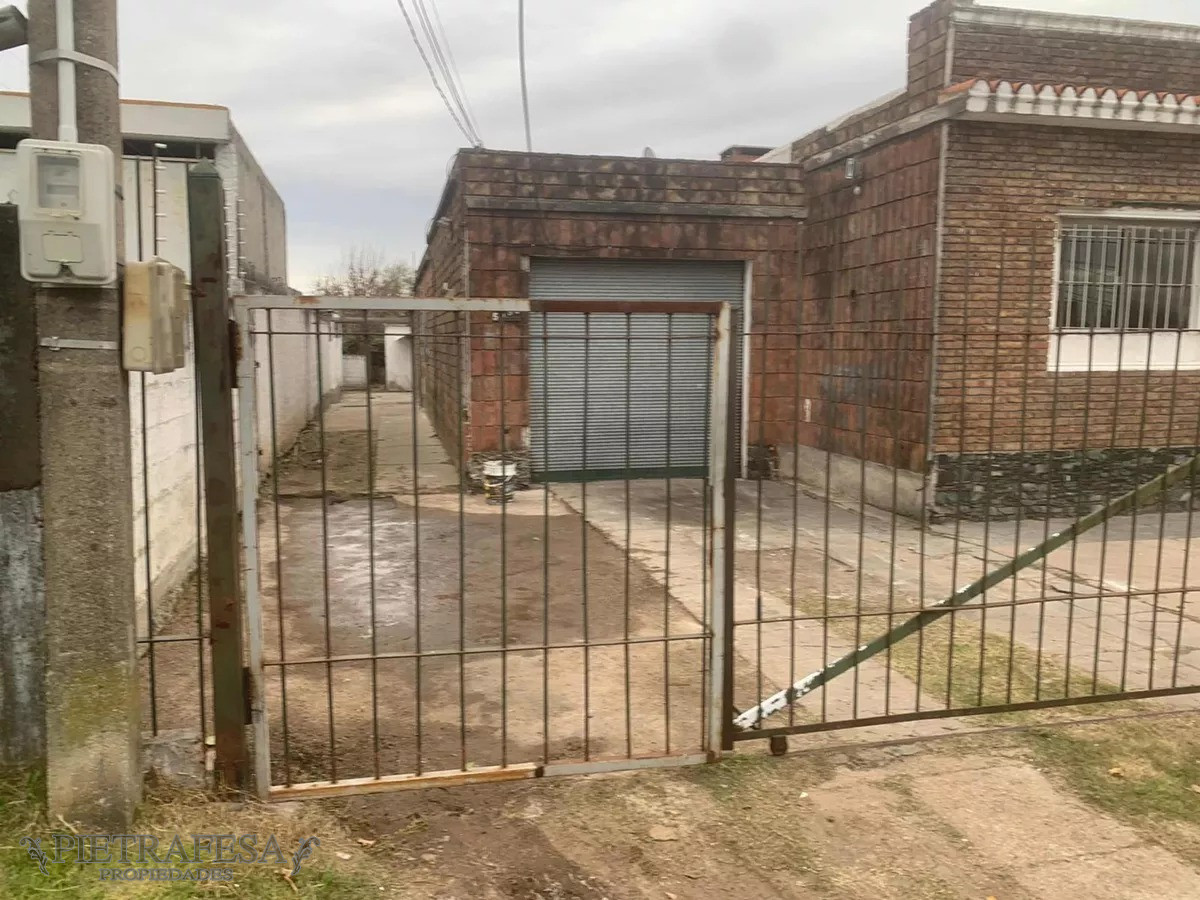Casa ID.9715 - Casa mas aptos a reciclar y galpón en venta- Nuevo Paris