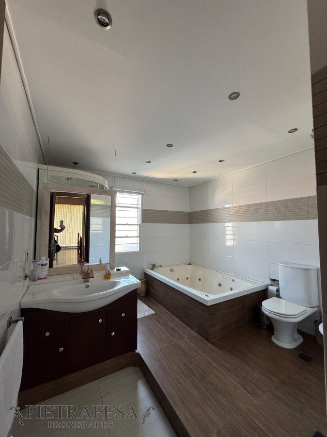 Casa ID.12278 - Gran casa en venta 6 dormitorios, 4 baños, piscina-Punta Gorda