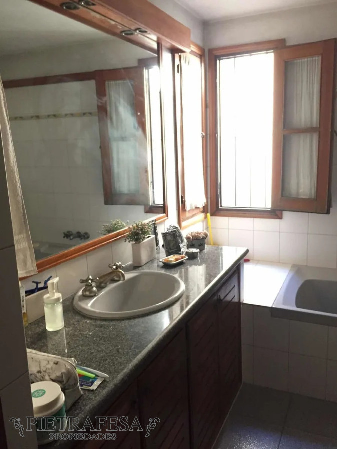Casa ID.7882 - Casa en venta con renta, 3 dormitorios, 4 baños, cochera, Dr. Pablo de María, Cordón.
