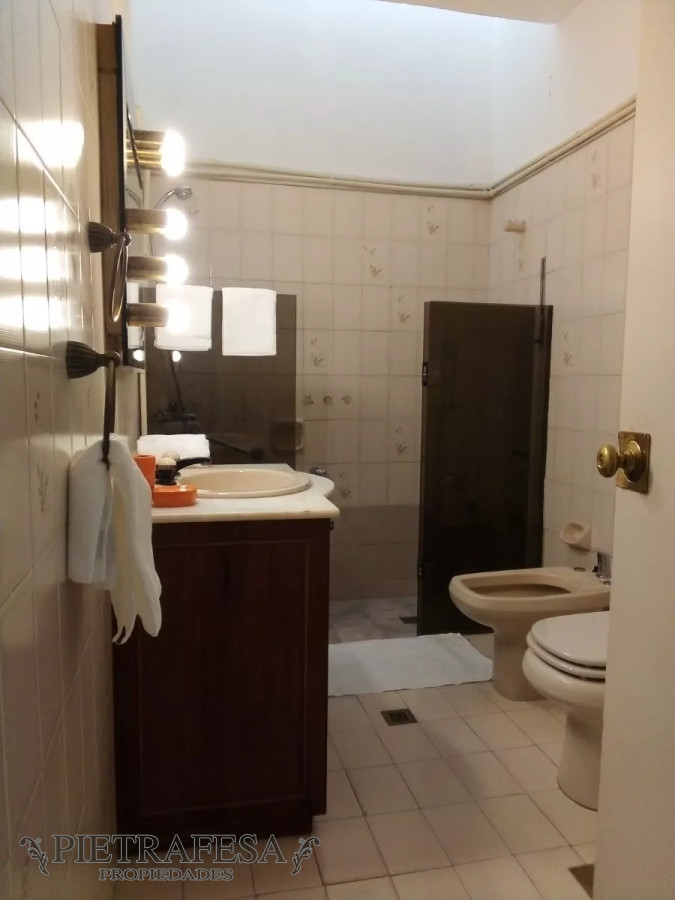 Casa ID.10839 - Casa en alquiler, amoblada, 2 dormitorios, 1 baño, patio, garaje,Punta Gorda.