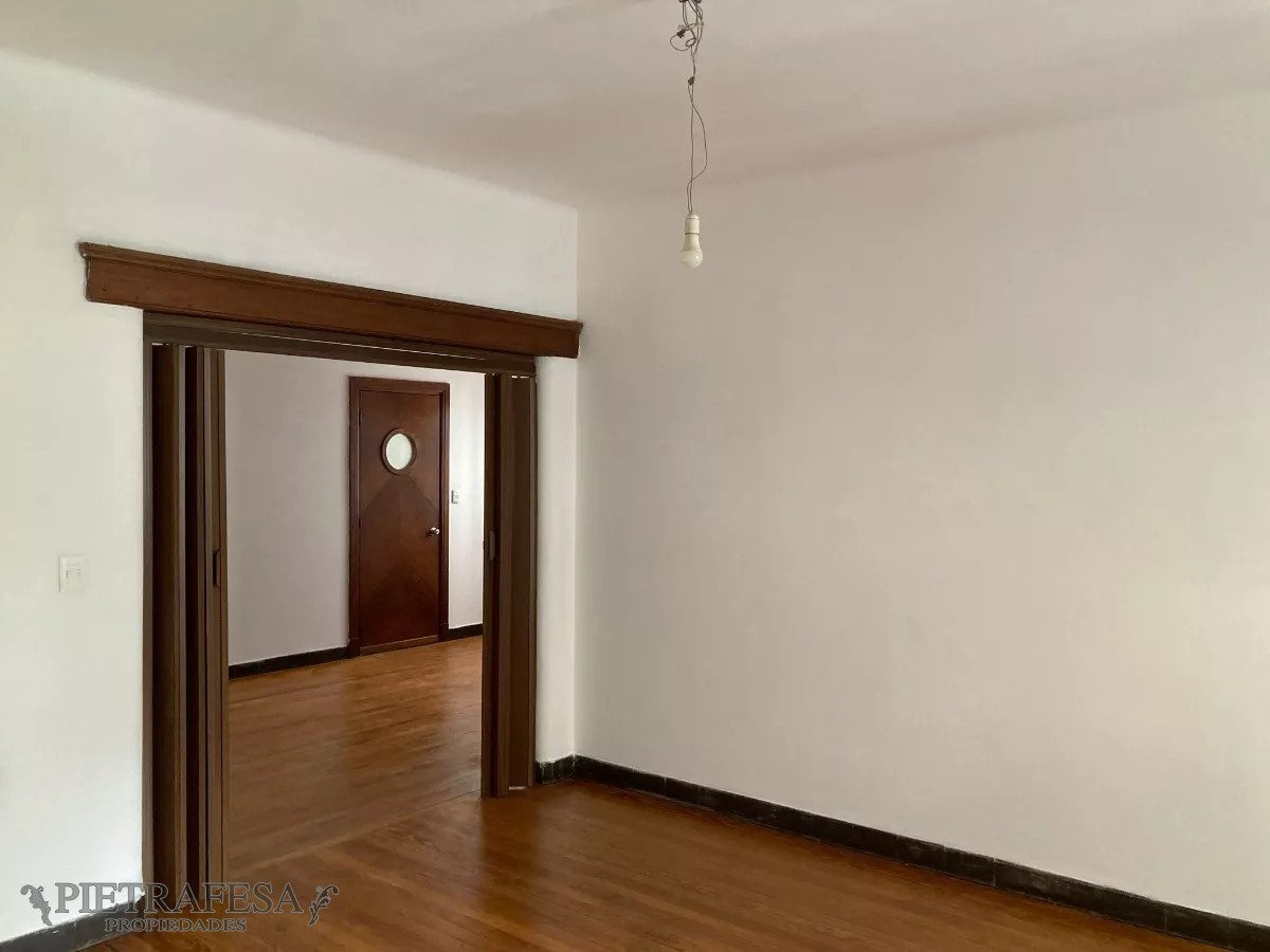 Casa ID.8807 - Casa de altos en venta, 3 dormitorios, 2 baños, terraza, patio con parrillero, Vazquez, Cordón.