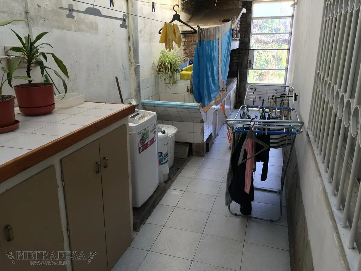 Casa ID.1424 - Casa en venta con renta 4 dormitorios 2 baños con garaje y patio- Av. San Martín - Cerrito