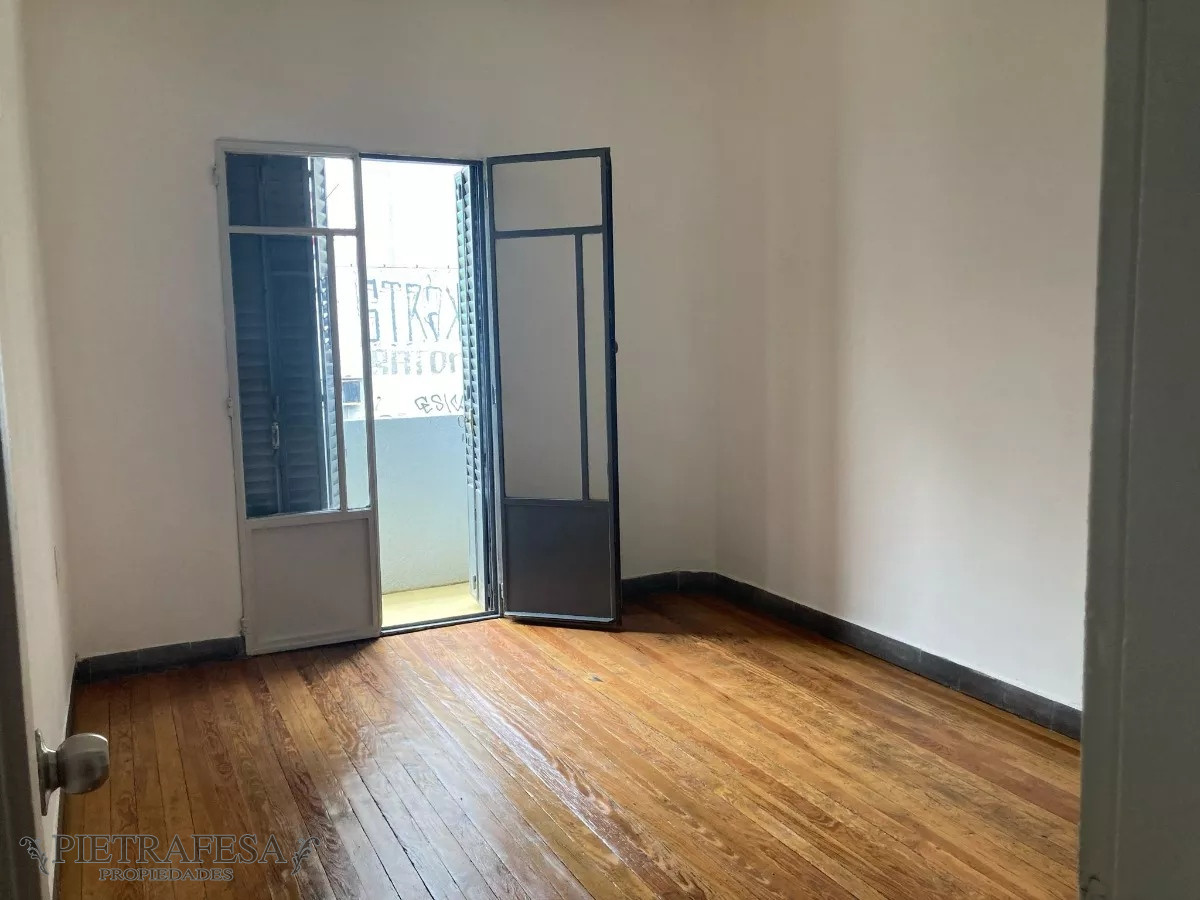 Casa ID.8807 - Casa de altos en venta, 3 dormitorios, 2 baños, terraza, patio con parrillero, Vazquez, Cordón.