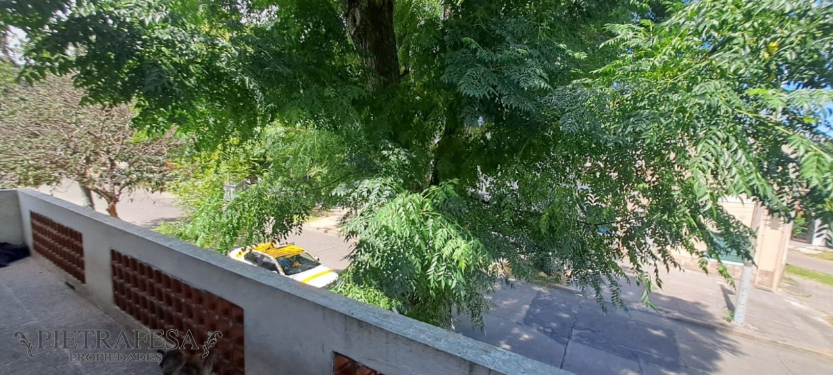 Casa ID.8855 - Casa en venta con renta, 2 dormitorios, 1 baño y patio-Buceo