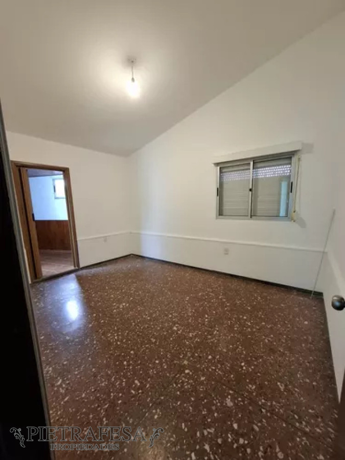 Casa ID.13054 - Casa en alquiler, 3dormitorios, 1baño, patio. Jardines del Hipódromo. 