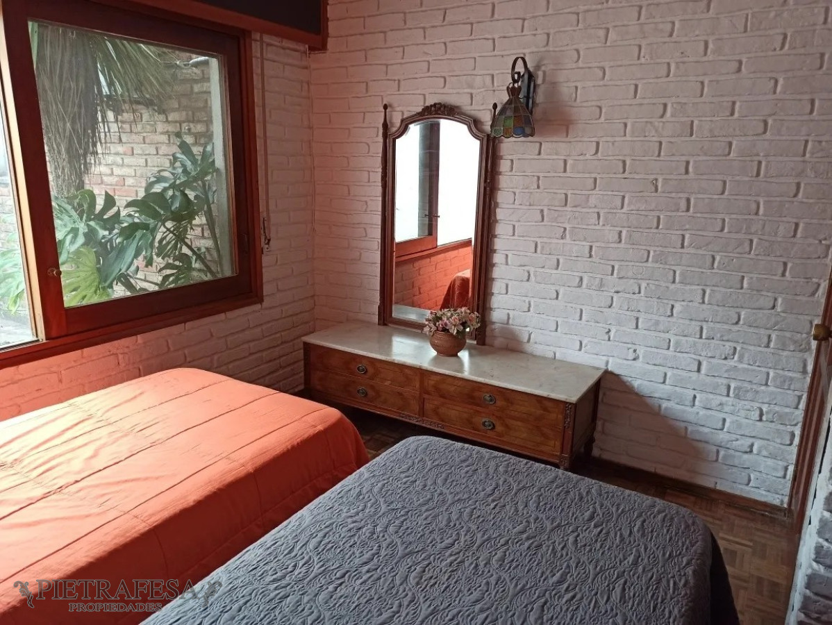 Casa ID.5637 - Casa en venta 5 dormitorios, 3 baños, barbacoa y garaje- Av.Italia- Carrasco