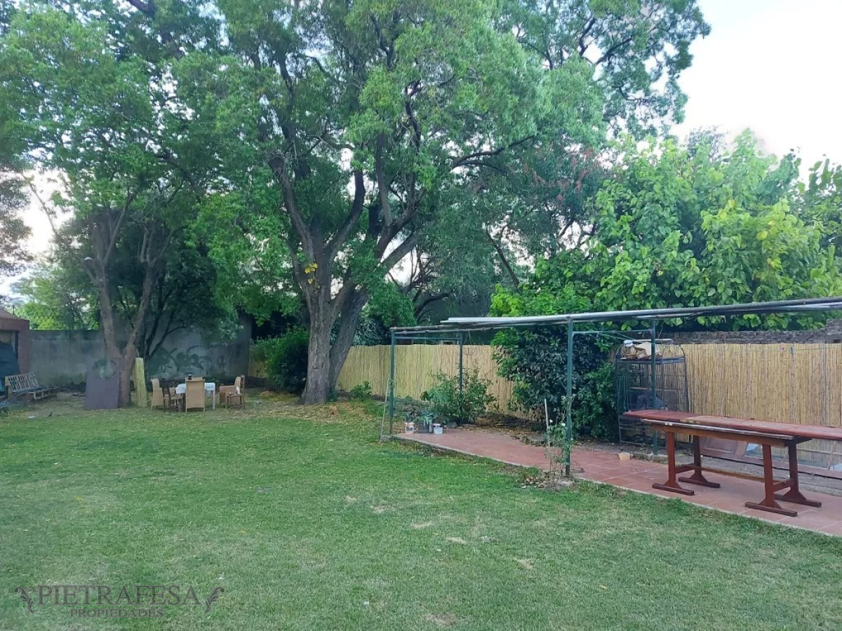 Casa ID.6495 - Casa en venta con renta, 6 dormitorios, 4 baños, fondo, barbacoa y cochera-Camino Castro -Prado