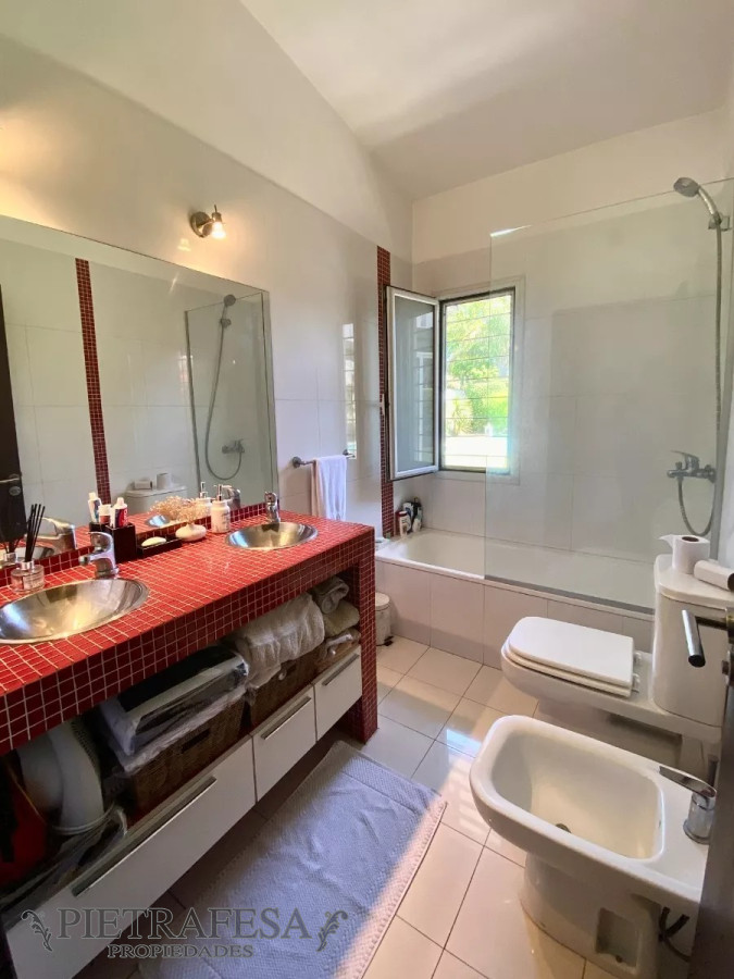 Casa ID.6238 - Casa en venta 3 dormitorios, 3 baños, fondo con barbacoa, piscina y garaje-Lancasteriana-Carrasco Norte