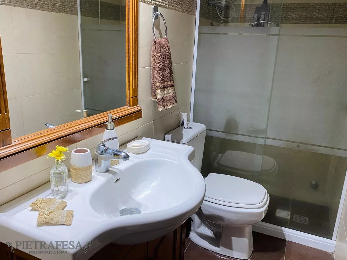 Casa ID.8755 - Casa en venta 3 dormitorios, 2 baños, garaje, azotea- Tres Cruces