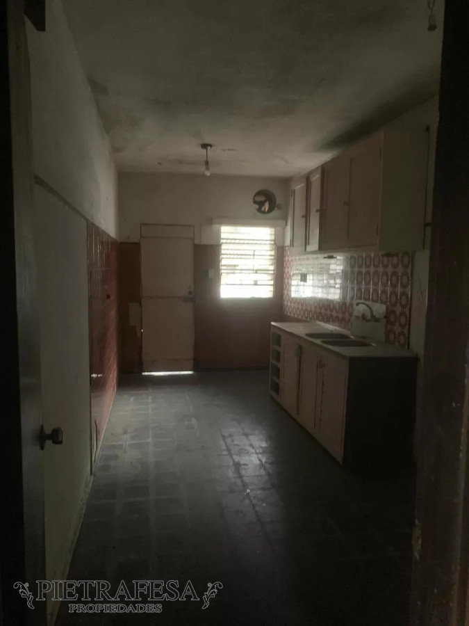 Casa ID.9715 - Casa mas aptos a reciclar y galpón en venta- Nuevo Paris