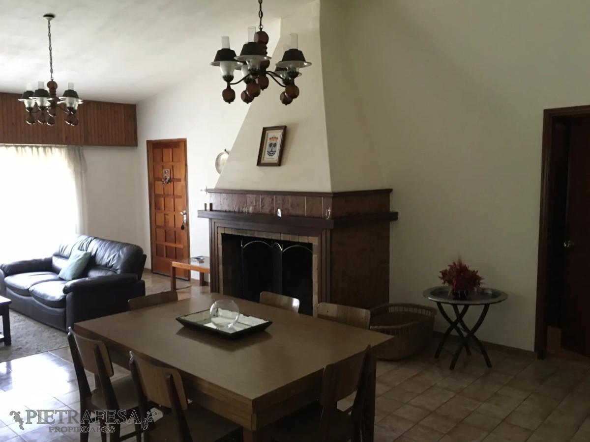 Casa ID.1424 - Casa en venta con renta 4 dormitorios 2 baños con garaje y patio- Av. San Martín - Cerrito
