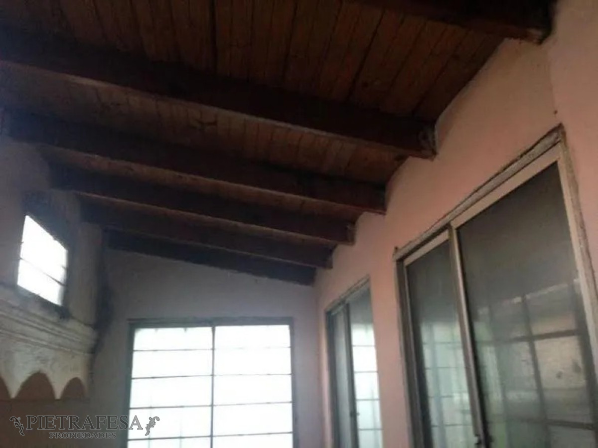 Casa ID.4307 - Casa en Venta + Comercio Rentado - 3 dormitorios - 2 baños - garaje - Aires Puros