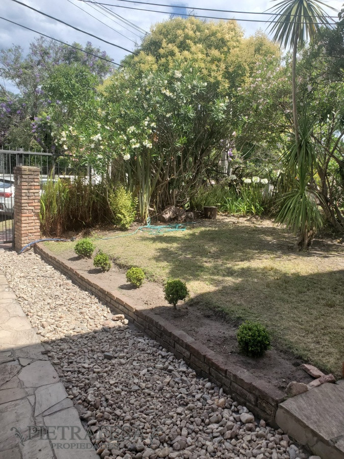 Casa ID.3342 - Casa en venta con renta 3 dormitorios 2 baños, fondo con parrillero y garaje-Costa Rica-Carrasco