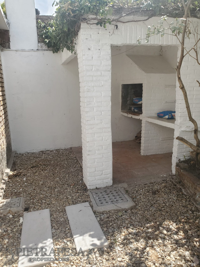 Casa ID.3342 - Casa en venta con renta 3 dormitorios 2 baños, fondo con parrillero y garaje-Costa Rica-Carrasco