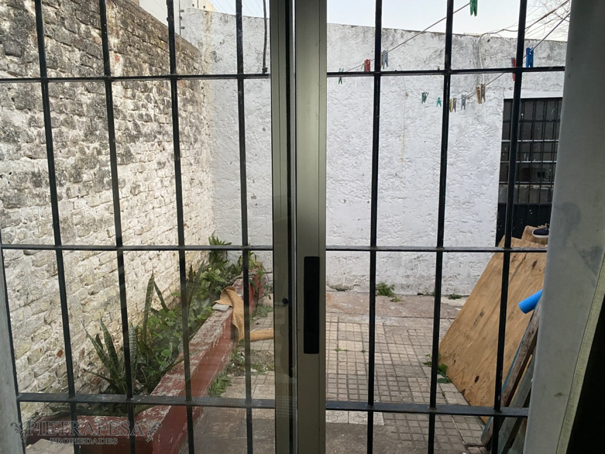Casa ID.13135 - Casa en venta con renta, 2 dormitorios, patio-Cerro 
