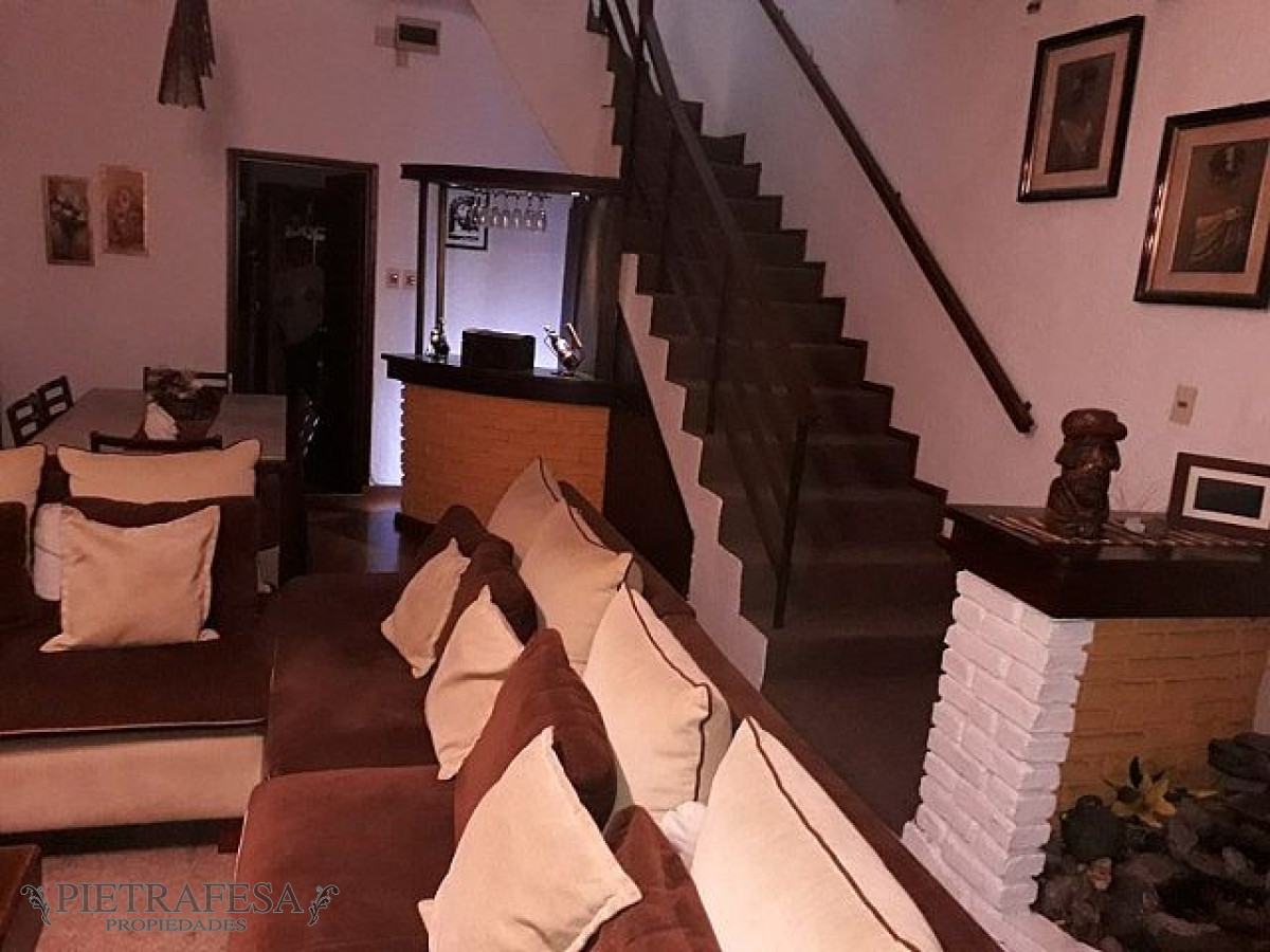 Casa ID.127 - Casa en venta con renta 2 plantas 5 dormitorios 2 baños con fondo y parrillero - Av. Carlos María Ramirez- La Teja -  