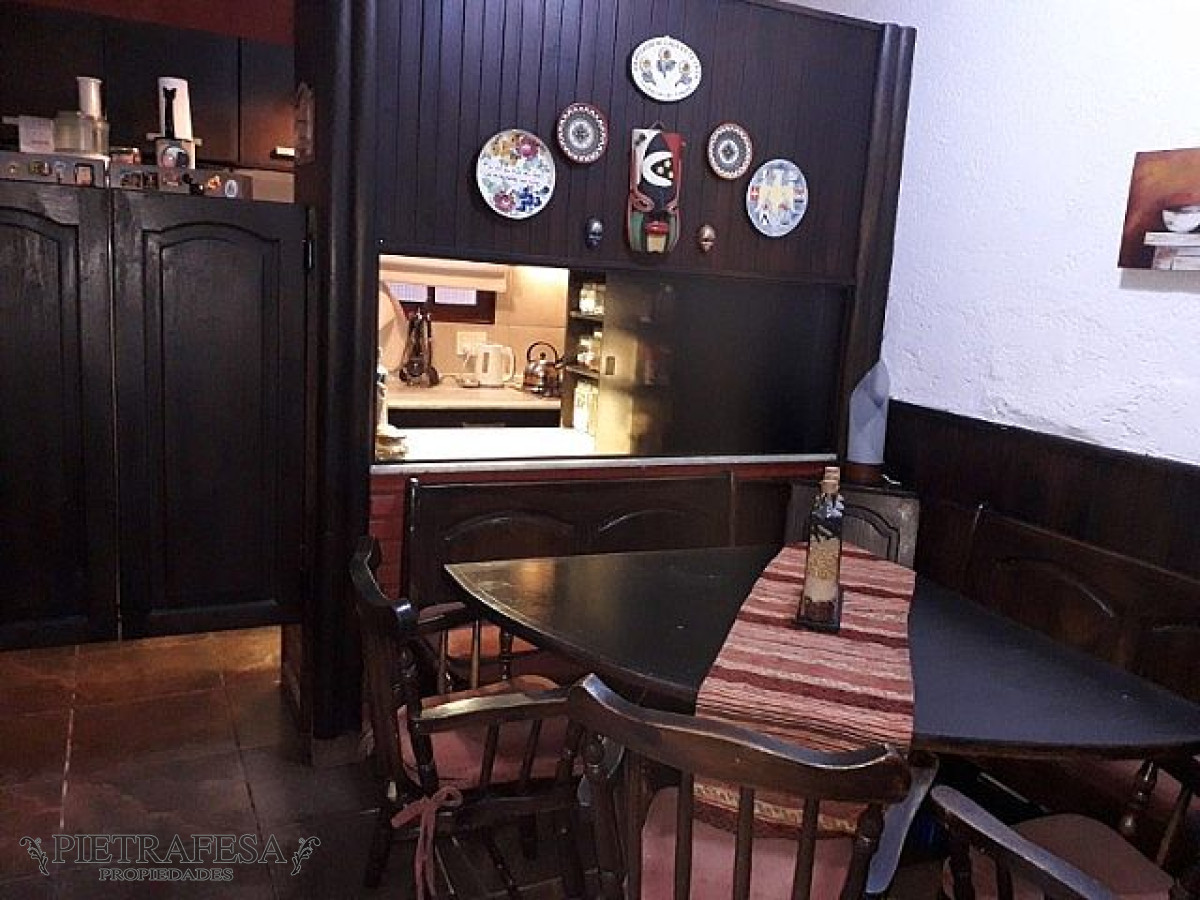 Casa ID.127 - Casa en venta con renta 2 plantas 5 dormitorios 2 baños con fondo y parrillero - Av. Carlos María Ramirez- La Teja -  