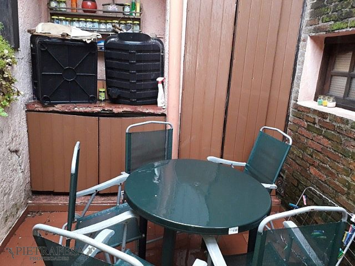Casa ID.127 - Casa en venta con renta 2 plantas 5 dormitorios 2 baños con fondo y parrillero - Av. Carlos María Ramirez- La Teja -  