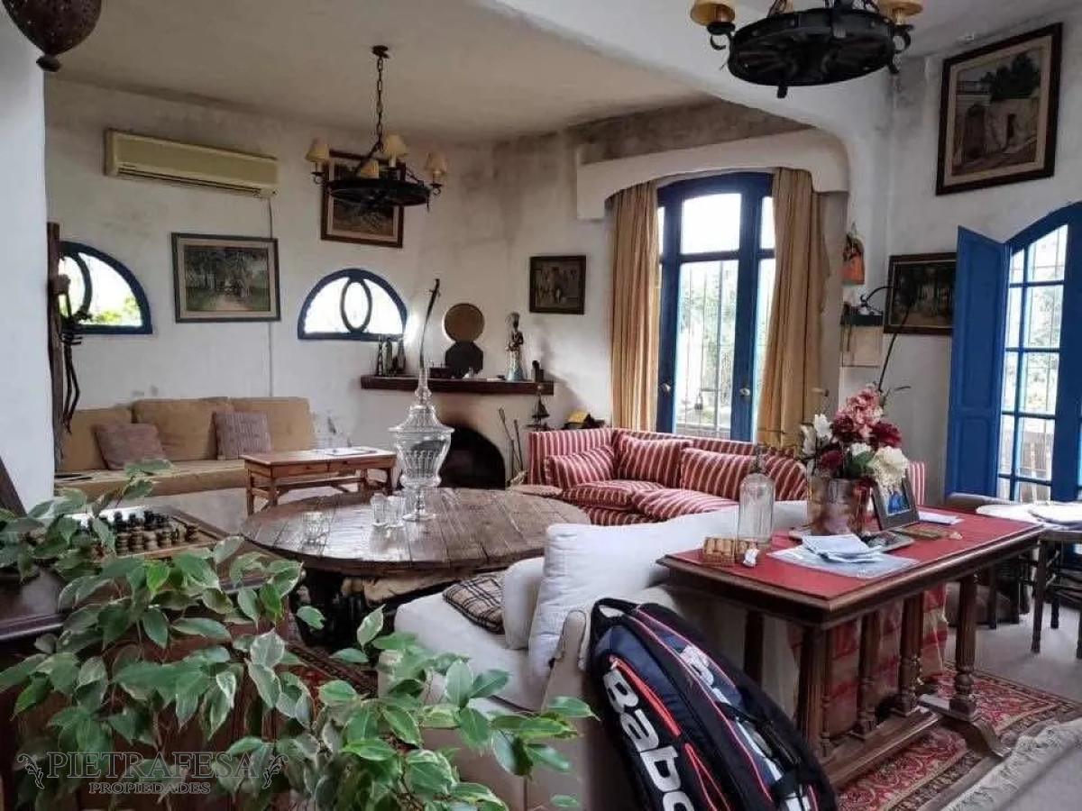 Casa ID.4427 - Casa a la venta - 4 dormitorios - 4 baños - jardín - cochera - Horacio Acosta y Lara - Carrasco Norte