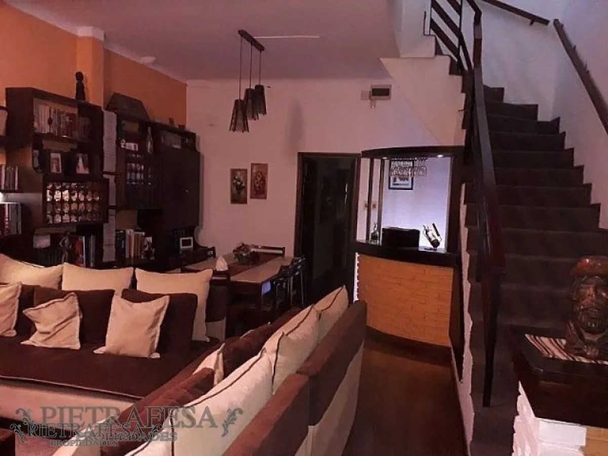 Casa ID.127 - Casa en venta con renta 2 plantas 5 dormitorios 2 baños con fondo y parrillero - Av. Carlos María Ramirez- La Teja -  