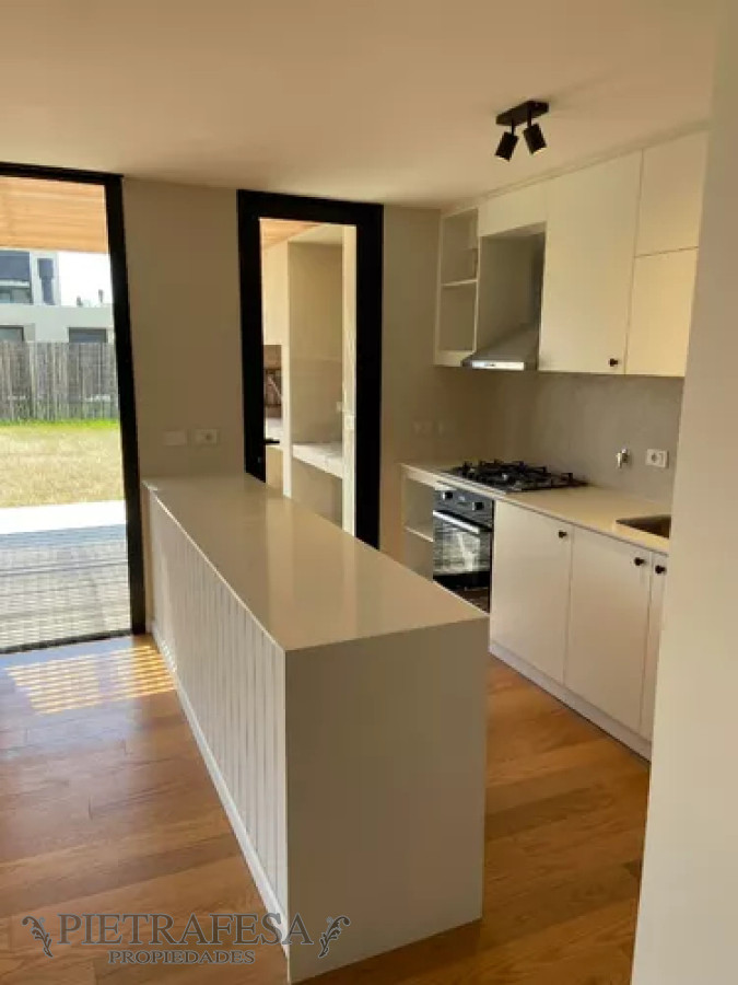 Casa ID.11399 - Casa en alquiler, 3dorm, 3baños, patio, cochera. Huertas de la Tahona.