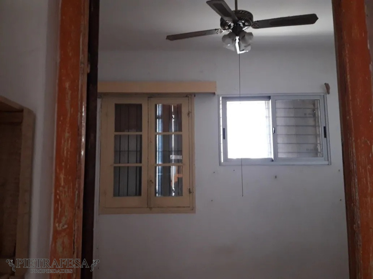 Casa ID.4088 - Casa en venta con renta 2 dormitorios 1 baño con azotea - Ferrer Serra - Tres Cruces