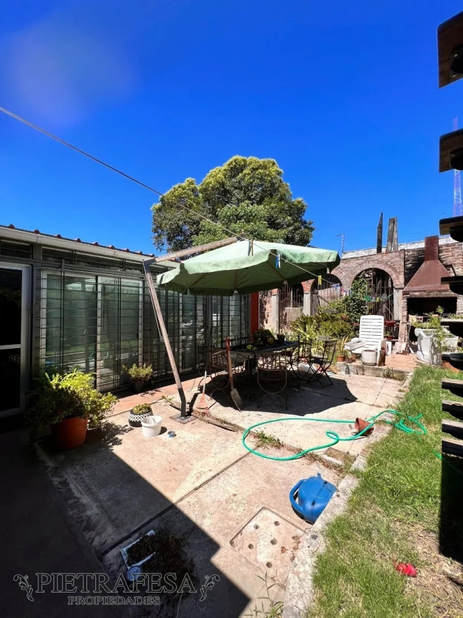 Casa ID.5276 - 2 casas mas galpón en venta, 3 dormitorios, 1 baño y fondo con parrillero- Avenida General San Martín -Brazo Orienta
