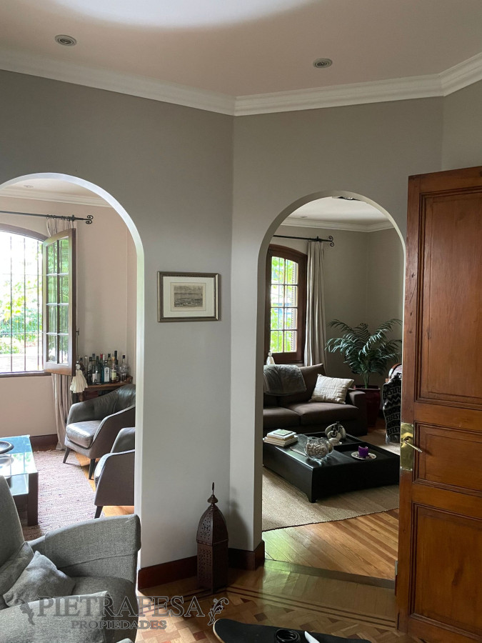 Casa ID.10966 - Casa a la venta, 4 dormitorios, 3 baños, patio, terraza con jacuzzi, garaje 3 autos - Pocitos